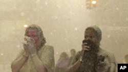 世界贸易中心爆炸现场:人们捂着嘴烟从雾碎片街灰瓦砾中逃离