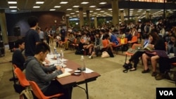 近百名学生参与4间大学退联行动组及关注组与学联代表的联合论坛。(美国之音汤惠芸摄)
