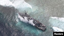 搁浅在巴拉望省图巴塔哈群礁的美国海军扫雷舰“护卫者号”。(2013年1月19日资料照)