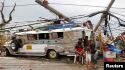 Nhiều cư dân ở miền trung Philippines lâm cảnh màn trời chiếu đất sau trận bão Haiyan.