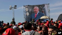 3月8日在加拉加斯的军事学院外,人们聚集在一起等待举行查韦斯的葬礼