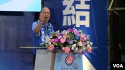 国民党台湾总统候选人、高雄市长韩国瑜在新北市板桥体育馆举行的国民党全代会上接受总统候选人提名后发表讲话。(2019年7月28日,美国之音林枫拍摄)