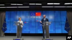 欧洲理事会主席米歇尔(右)和欧洲委员会主席冯德莱恩(左)2020年6月22日在中欧视频峰会后举行的记者会上。