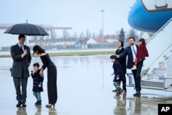 美国副总统 JD Vance(右)抱着女儿 Mirabel,与第二夫人 Usha Vance(左三)和儿子 Ewan 和 Vivek 一起抵达巴黎奥利机场,参加 2025 年 2 月 10 日星期一在巴黎举行的人工智能行动峰会。(美联社照片/托马斯·帕迪拉)