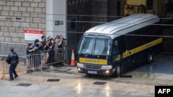 香港首位被控违反国安法的唐英杰(Tong Ying-kit)乘坐监狱车辆离开高等法院。(2021年6月23日)