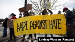 华盛顿州的一群活动人士高举“亚太裔反对仇视”标语 (路透社 2021年3月17日)