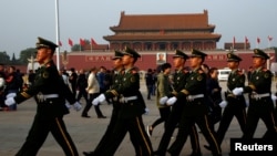 武警迈步通过天安门广场