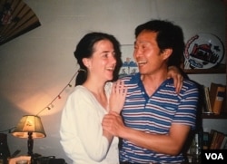杨思安(Anne Stevenson-Yang)和中国夫婿杨致芳1988年于北京结婚。(照片提供: 杨思安)