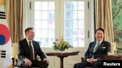 正在美国访问的韩国总统尹锡悦(右)周三(2023年4月26日)在华盛顿会见了特斯拉首席执行长埃隆·马斯克(Elon Musk)(路透社转发)