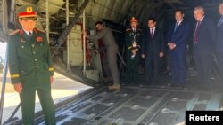 越南总理范明正和国防部长潘文江等人于越南河内举行的国际防务博览会上,参观美国C-130飞机。(路透社:2024年12月19日)