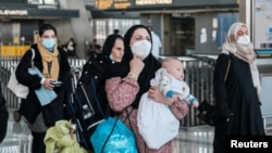 抵达美国维吉尼亚州达拉斯国际机场的阿富汗难民。(2021年8月28日)