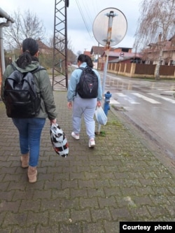 范士贵困在塞尔维亚的两个女儿。(照片由范士贵提供)