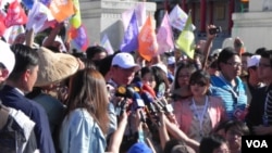 柯文哲在周末游行嘉年华期间接受采访(美国之音许波拍摄)