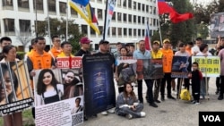 洛杉矶民主人士在中国领事馆前集会,支持美众院通过《阻止中共法》。-张木林2024年10月6日拍摄