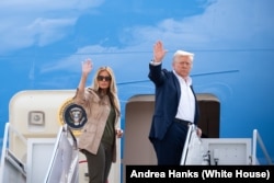 唐纳德·特朗普总统和第一夫人梅拉尼娅·特朗普在安德鲁斯联合基地登上空军一号专机,前往受洪水冲击的德克萨斯州克尔县。(2025年7月11日)