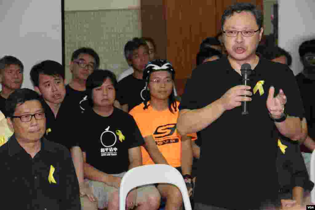 和平占中发起人和支持者“剃发明志” (美国之音图片/海彦拍摄)