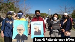 资料照片:一些泰国裔美国人在加州洛杉矶中国城参加一次亚裔美国人活动,提醒人们注意针对亚裔美国人的仇恨事件上升的现象。(2021年2月20日)