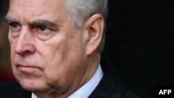 资料照片:2022年12月25日,英国约克公爵安德鲁王子在英格兰东部诺福克郡桑德灵厄姆的圣玛丽抹大拉教堂举行的皇室传统圣诞节仪式结束后离开时的面部表情。