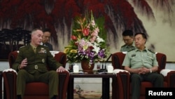 资料照:时任美军参谋长联席会议主席的约瑟夫·邓福德(左)与时任中共中央军委副主席范长龙在北京举行会谈。(2017年8月17日)