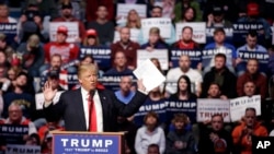 共和党总统参选人川普星期天在印第安纳州韦恩堡的竞选集会上讲话。(2016年5月1日)