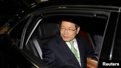 2010年6月8日,韩国外交部副部长千英宇(Chun Yung-woo)抵达北京机场。他后来成为韩国前总统李明博(Lee Myung-bak)的国家安全顾问,现在是朝鲜半岛未来论坛的创始人和主席。