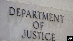 资料照片:华盛顿司法部大楼外。司法部表示,穆罕默德·沙里弗拉被指控“向认定的外国恐怖组织提供和密谋提供导致死亡的物质支持和资源。”