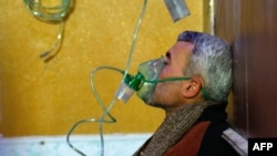 Một người Syria tại một bệnh viện dã chiến đang đeo mặt nạ dưỡng khí sau một vụ tấn công mà tin nói là bằng vũ khí hóa học tại thị trấn Douma, ngoại ô Damascus, do phe nổi dậy kiểm soát (ảnh tư liệu ngày 22/1/2018)