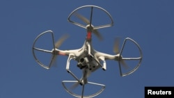 图为一架中国制造的无人机正在空中飞行，无人机腹下的照相机镜头清晰可见。-资料照