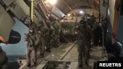 俄罗斯军队士兵乘坐军机抵达哈萨克斯坦。(2022年1月8日)