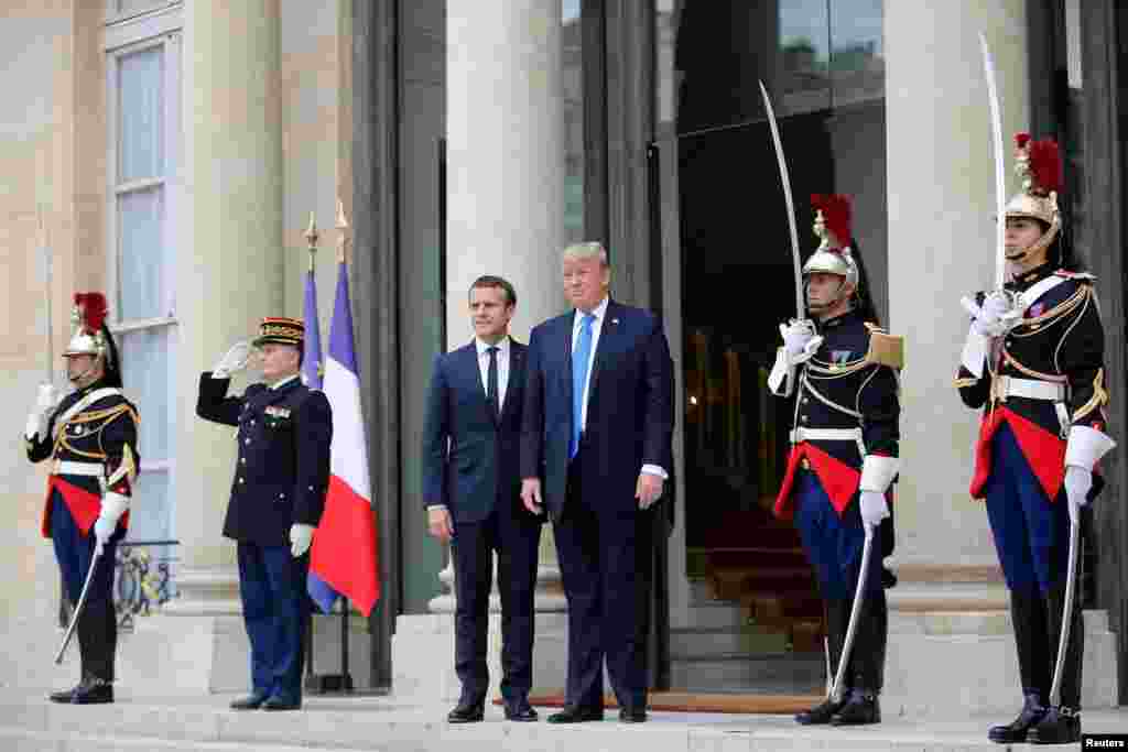 2017年7月13日,法国总统马克龙在爱丽舍宫门口迎接美国总统川普。川普6月26日接受了法国总统马克龙的邀请,表示“期待重申美国与法国的坚固友谊”。 7月14日川普和夫人梅拉尼娅将出席法国国庆游行,这次游行将有法国和美国的军人参加。