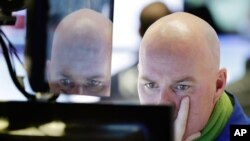 Một nhân viên làm việc tại Sàn Giao dịch Chứng khoán New York.