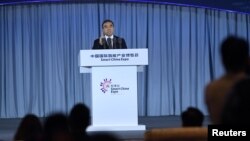 华为董事长梁华2018年8月23日在重庆的智博会上讲话。 (资料照片)