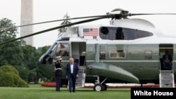 资料照片:2025年7月29日,美国总统特朗普结束苏格兰之行后在白宫南草坪走下“海军陆战队一号”专用直升机。(白宫照片)