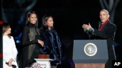 Tư liệu- Tổng thống Obama cùng vợ và con gái.