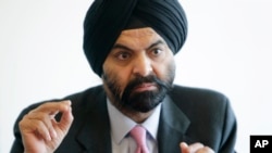 Ajay Banga, mantan CEO Mastercards, berbicara kepada wartawan di New York, pada 6 April 2011. (Foto: AP/Seth Wenig)