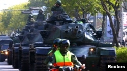 在台湾军队举行军演期间,国军士兵驾驶美制M60主战坦克行驶在台中市街道上。(2020年11月3日)