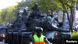 资料照:台湾士兵在军队演习期间驾驶美制M60主战坦克行驶在台中市街道上。(2020年11月3日)