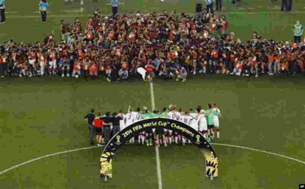 港岛半山东和西营盘两处投票站以及不同阵营拉票(美国之音海彦拍摄)