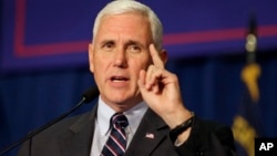 印第安纳州的州长、共和党副总统候选人彭斯 (资料照片)