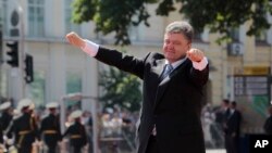 6月7日,乌克兰总统波罗申科在基辅索非亚广场总统就职仪式上向民众打招呼。(资料照片)