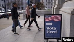 资料照:加州旧金山选民走进一个投票站。(2024年3月4日)