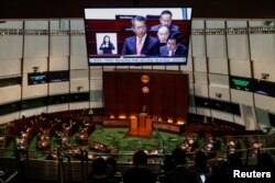 香港财政司司长陈茂波2024年2月28日在香港立法会发表年度财政预算案 (路透社照片)