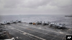 资料照片:美国海军“尼米兹号”航母在孟加拉湾参加2017年度“马拉巴尔”美印日三边海军演习。(2017年7月17日)