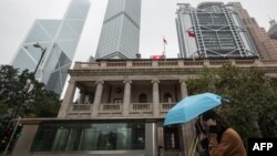 资料照:一个行人走过香港终审法院大楼。(2018年1月6日)