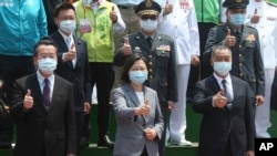 台湾总统蔡英文(中)出席台湾第一艘万吨级两栖船坞登陆舰下水和命名典礼。(2021年4月13日)