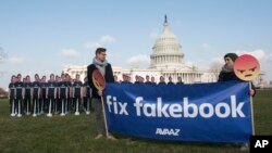 一个致力于社交媒体巨头提交独立审计的组织在扎克伯格参议院听证会前在国会山前竖起100个纸板剪出的真人大小的扎克伯格像,呼吁关注在脸书上散布虚假信息的虚假账号等问题。(2018年4月10日)