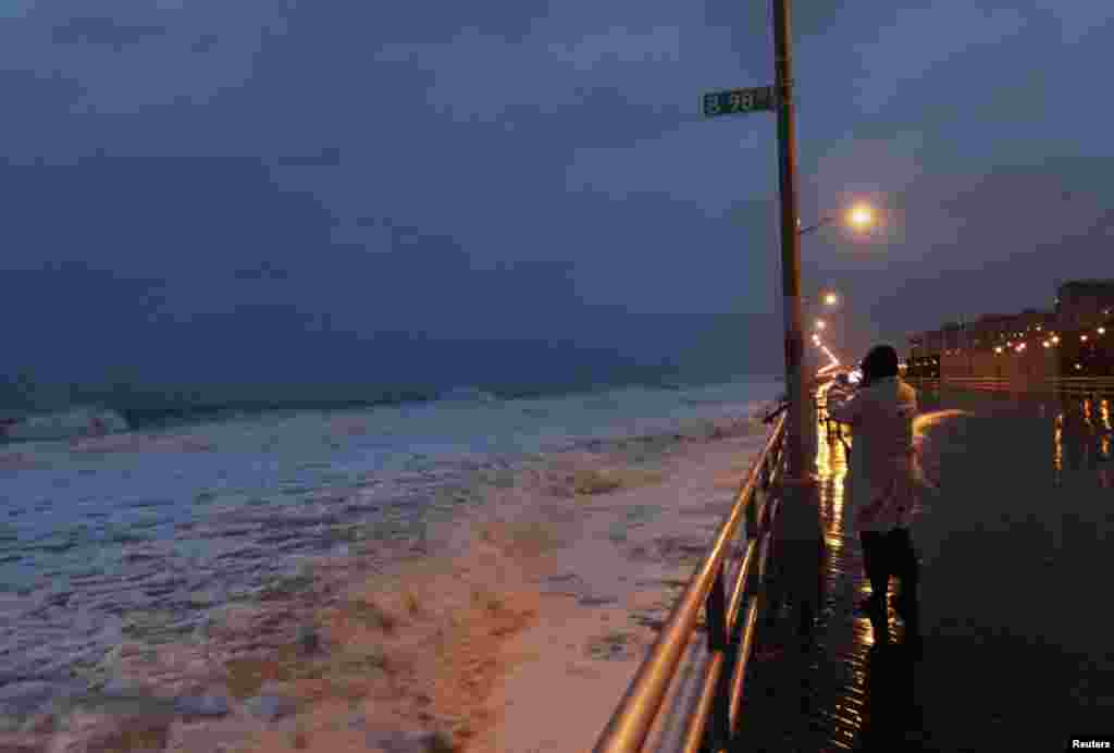 Cư dân chụp hình bão Sandy tại bãi biển Rockaway trong quận Queens của New York, ngày 29/10/2012.