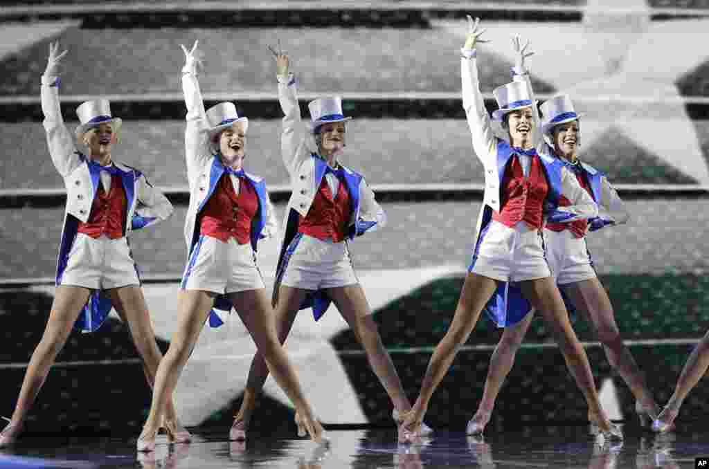 纽约无线电城音乐厅的火箭女郎舞蹈团( The Radio City Rockettes )在川普夫妇主办的,以“自由”为题的就职舞会上表演舞蹈(2017年1月20日)。她们身穿红白蓝三色的服装。红白蓝三色是美国国旗上的颜色,象征着爱国。