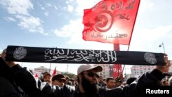 Một phần tử Salafist giơ băng rôn ghi 'không có chúa ngoại trừ Chúa, và Muhammad là người đưa tin cho Chúa.' REUTERS/Anis Mili