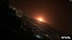 伊朗首都德黑兰东部山区26日发生剧烈爆炸(社交媒体照片)。